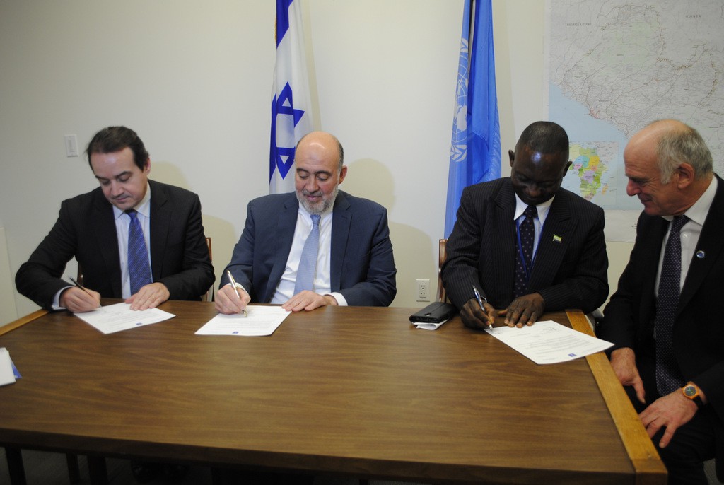 Presentation of $25,000 as response to the emergency fund against Ebola